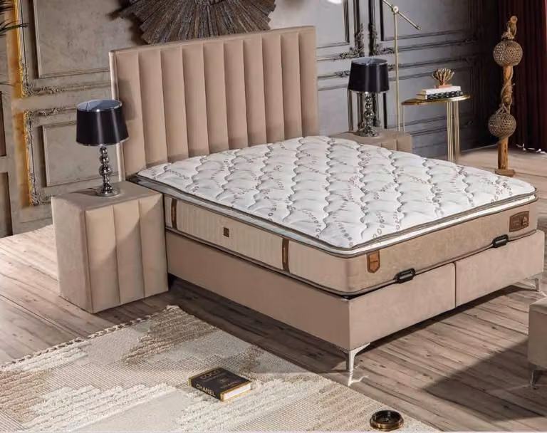 Elegantes Beiges Bett mit Matratze aus Textil und Edelstahl