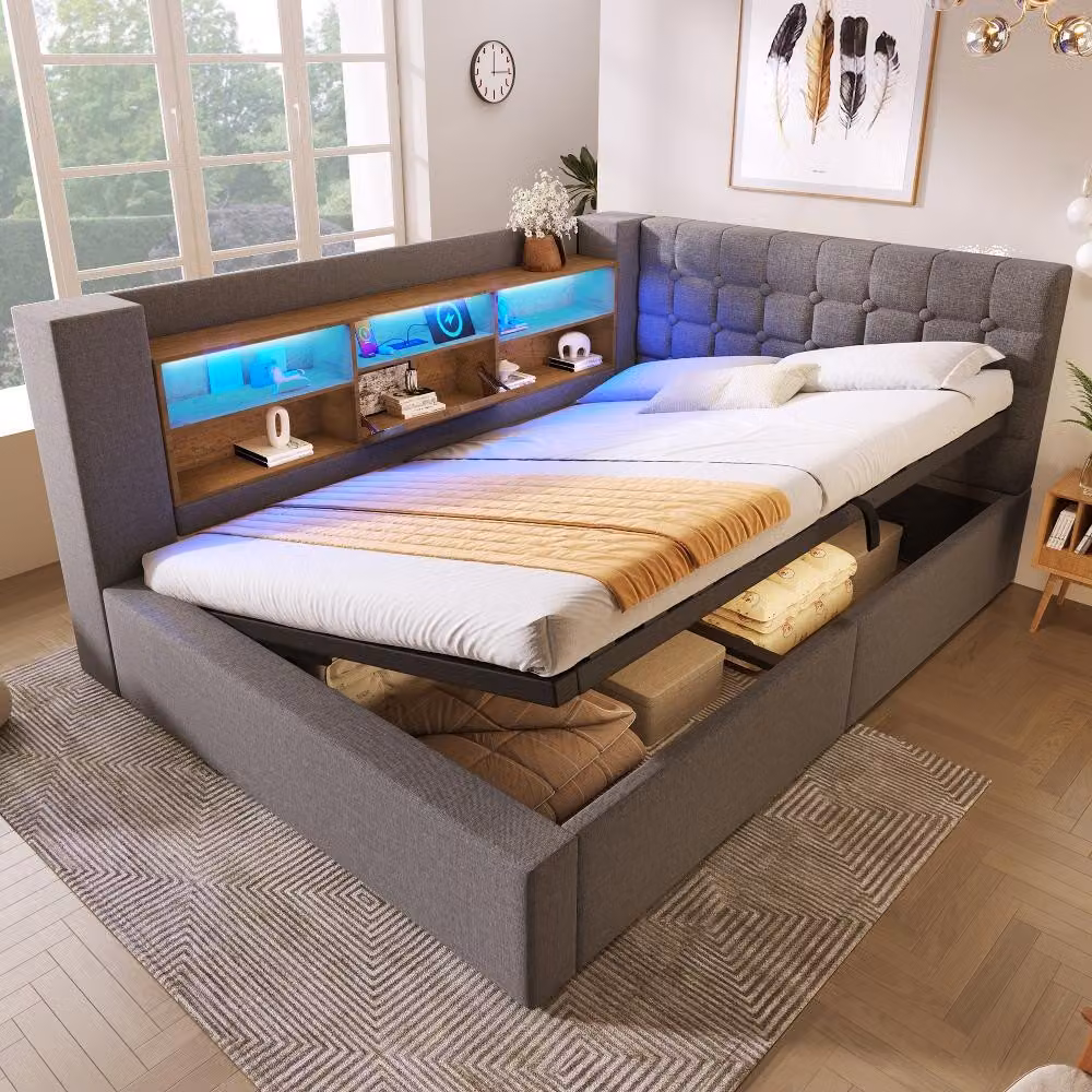 Letto imbottito 140x200 cm con illuminazione a LED, spazio contenitore ad apertura idraulica, testiera a forma di L con vano contenitore, prese USB-A e USB-C, rivestito in lino color grigio