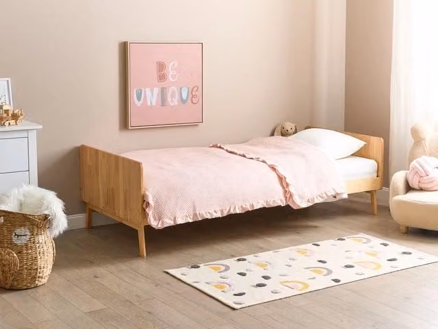 Letto singolo moderno BELIANI in legno di pino marrone chiaro con rete a doghe arcuate L/P/H: 200 x 90 x 21 cm – 1