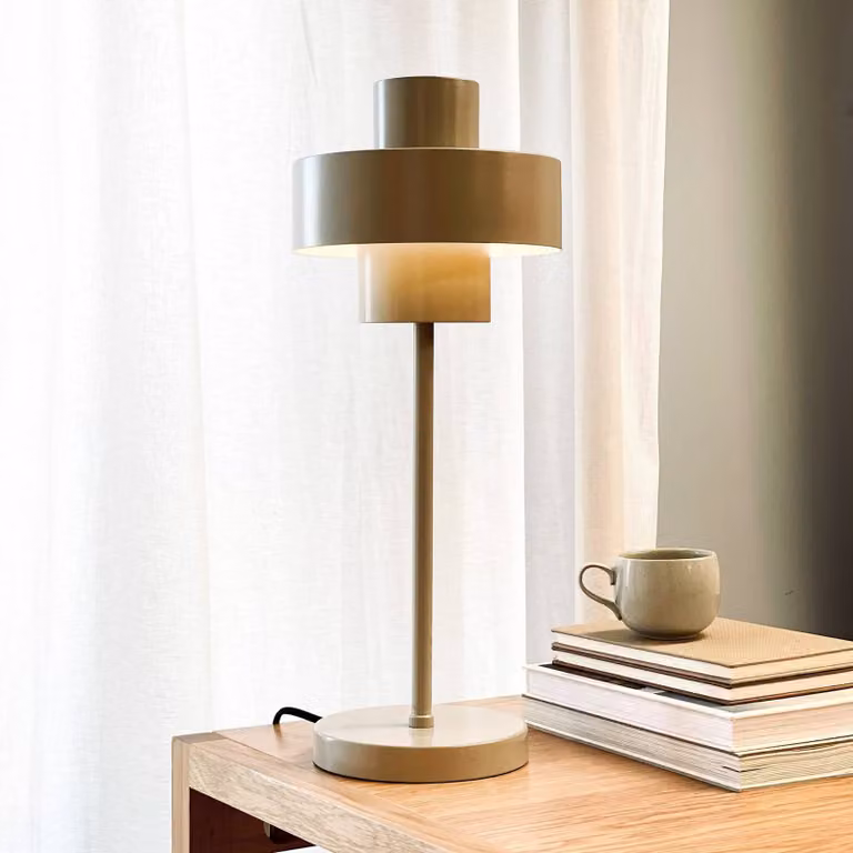 Dyberg Larsen Lampada da tavolo Stoke, Alluminio / Grigio / Zincato, Soggiorno / Sala da pranzo, Metallo, Design, Lampada da tavolo