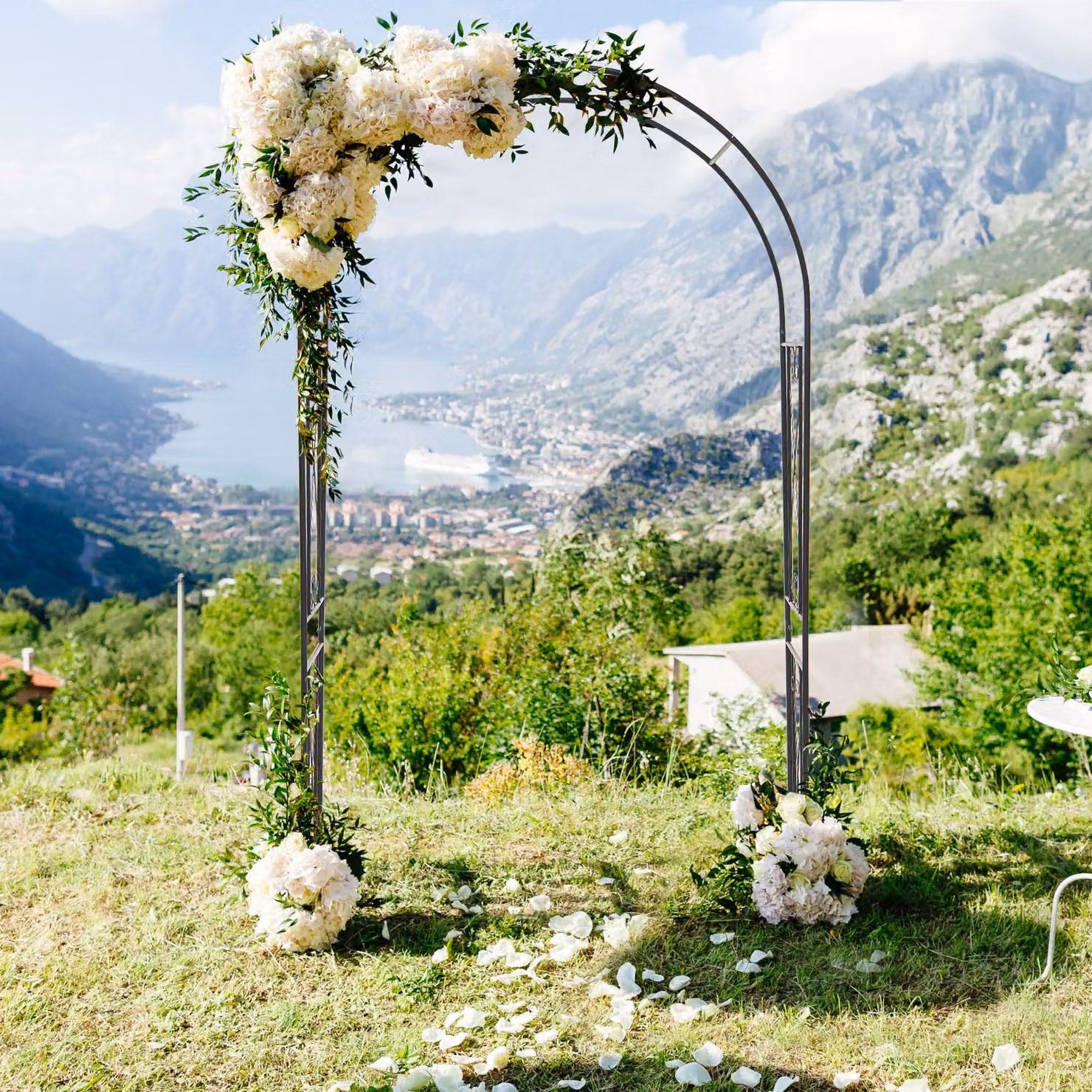 Arco da giardino Costway in metallo argento per piante rampicanti e decorazioni, H: 220 cm, L: 120 cm, P: 56 cm