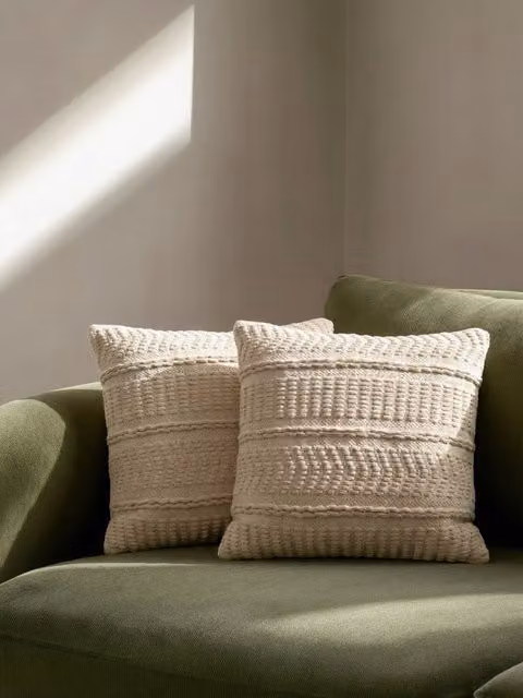 Set di 2 cuscini quadrati Clove Kenay Home in cotone bianco e beige, L 45 x L 45 cm