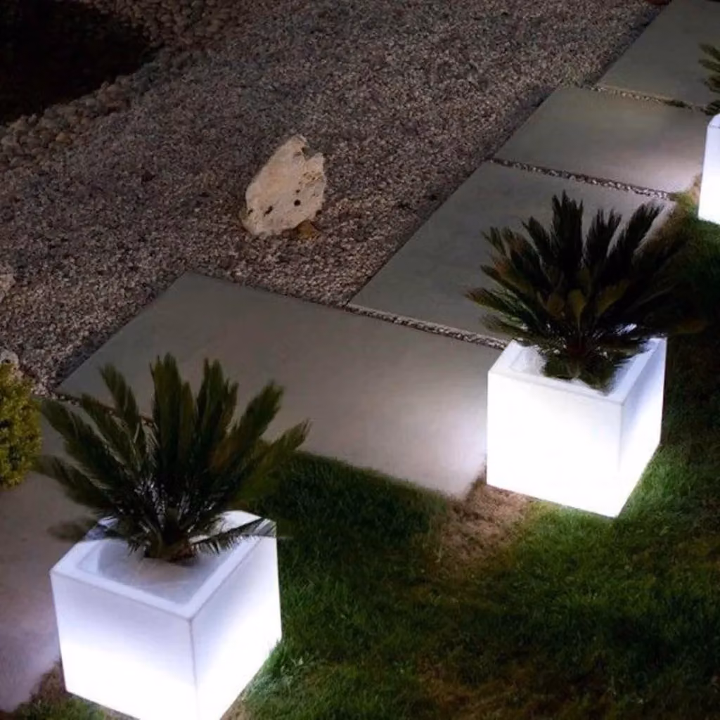Vaso Cube TEKCNOPLAST in resina bianca con illuminazione LED multicolor, forma quadrata, L/P/H: 40 x 40 x 40 cm – 2