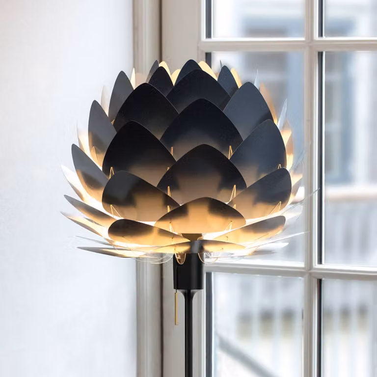 UMAGE Lampada da terra di design Aluvia, Nero, Soggiorno / Sala da pranzo, Alluminio, Scandinavo, Lampada da terra