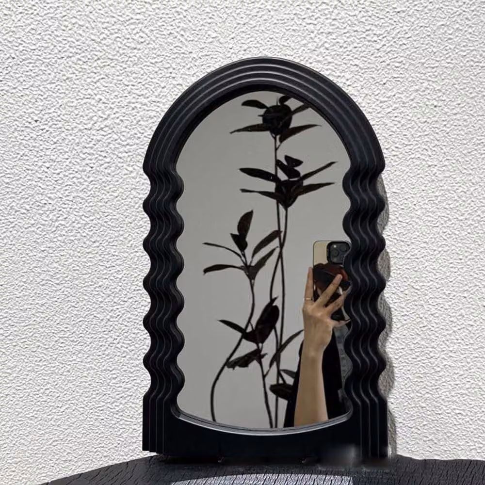 Omgoods - Specchio da trucco curvo per scrivania - Specchio decorativo da parete, colore nero
