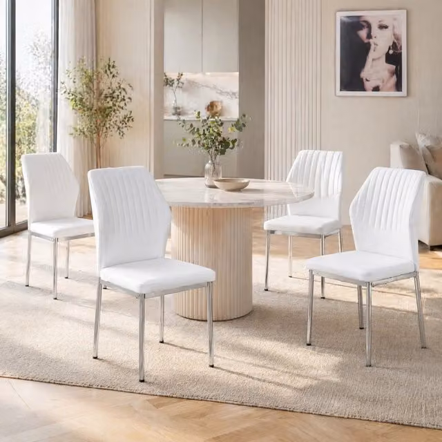 Set di 4 sedie da pranzo moderne MIVRAY in ecopelle bianca con gambe in metallo argento e schienale a coste