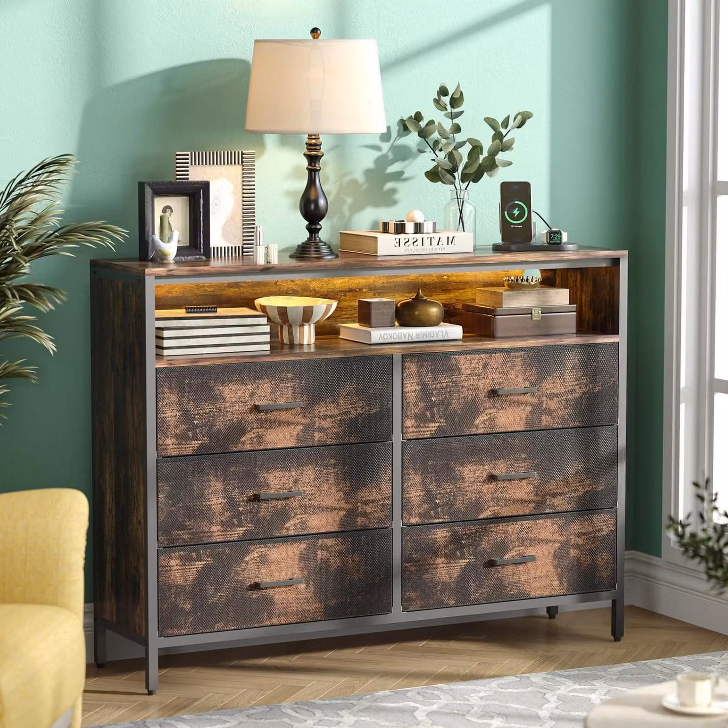 Comodino con 6 cassetti rivestiti in tessuto, 2 porte USB, 1 porta Type-C e 2 prese di corrente, dimensioni 114,5 x 30 x 87,5 cm