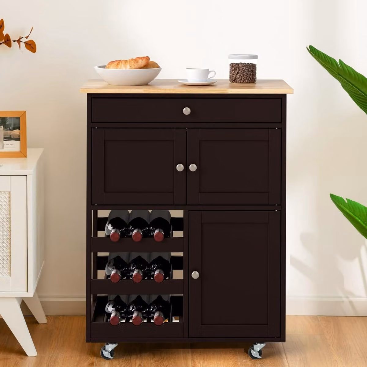 Carrello da cucina Costway con portabottiglie a 3 livelli, cassetto e superficie in legno marrone