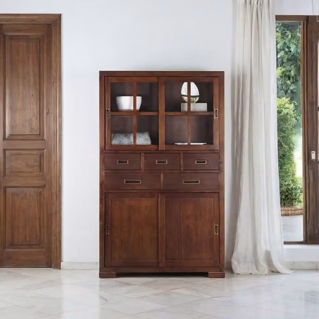 Vetrina Banak Kenia in legno massello di mindi con ante scorrevoli in vetro e ripiani interni, colore marrone teak