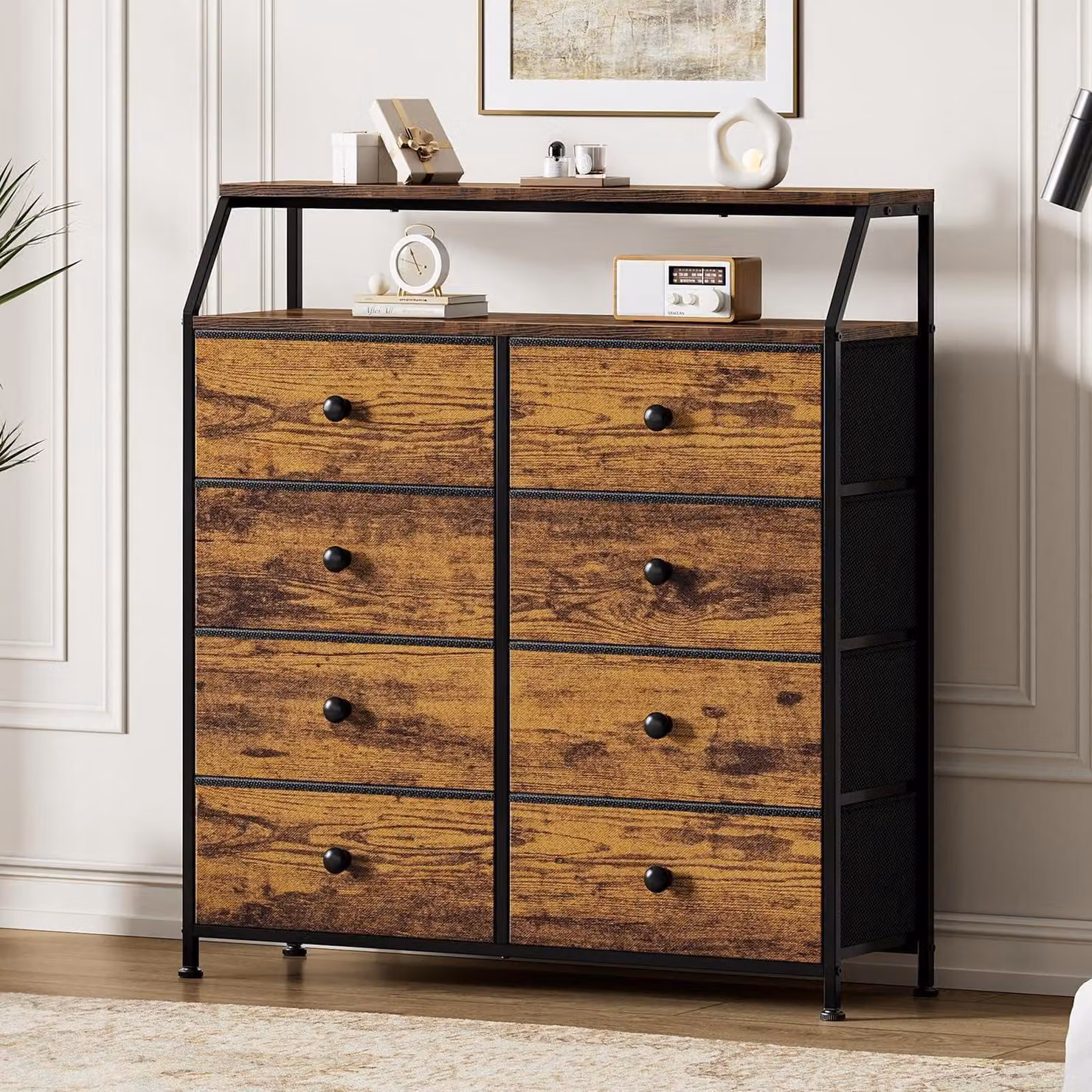 Comodino vintage marrone con 8 cassetti, dotato di ripiano e pannelli in legno