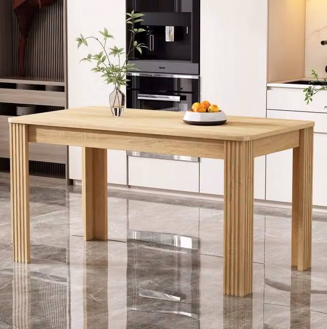 Tavolo da pranzo rettangolare in pannello truciolare con quattro gambe; finitura rovere