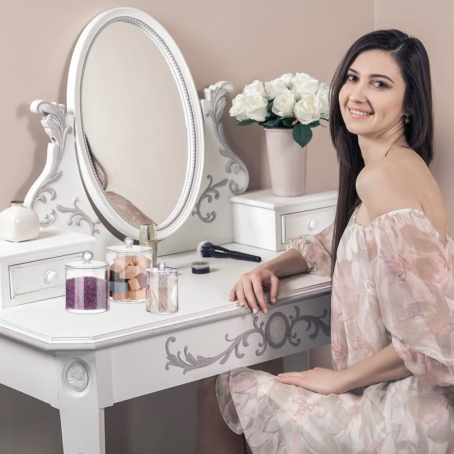 3 contenitori trasparenti con coperchio, ideali per il tavolino da trucco, per una conservazione sicura e una facile pulizia. Forma rotonda, adatti per il bagno e per la cosmetica