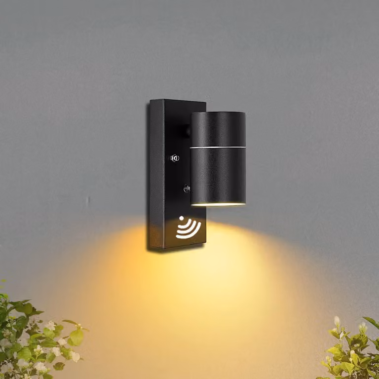 Lampada da parete esterna con sensore di luminosità, grado di protezione IP44, temperatura di colore 3000K, inclusa lampadina LED GU10 da 5W