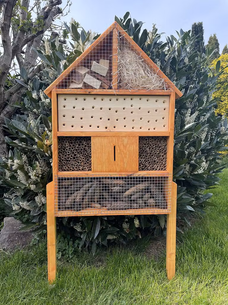 Alveare per insetti XL in legno, realizzato a mano: un aiuto per la nidificazione di api e altri insetti