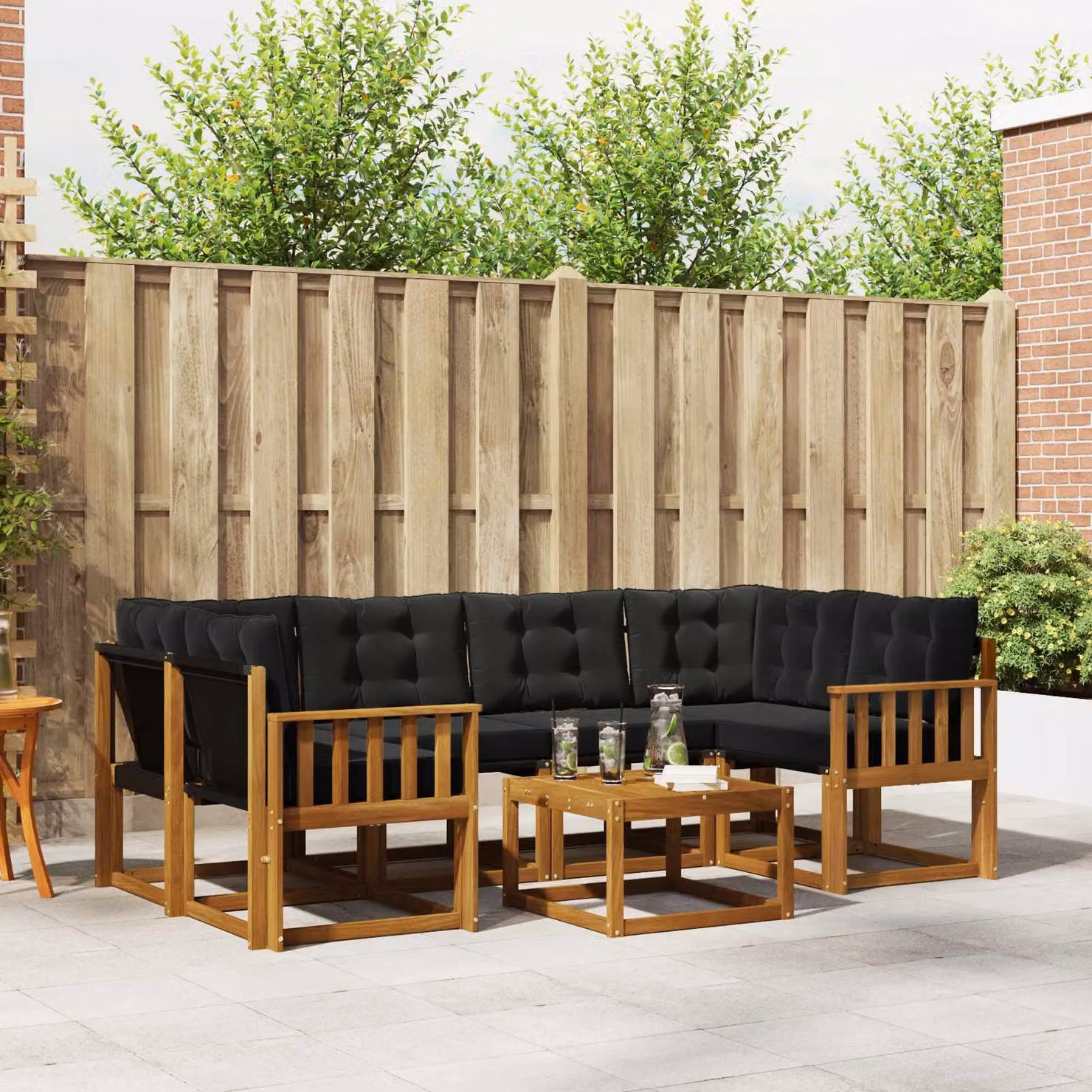 Set di divani da esterno vidaXL a forma di L composto da 7 pezzi in legno di acacia e textilene, colore marrone e nero, con cuscini inclusi e tavolino da caffè