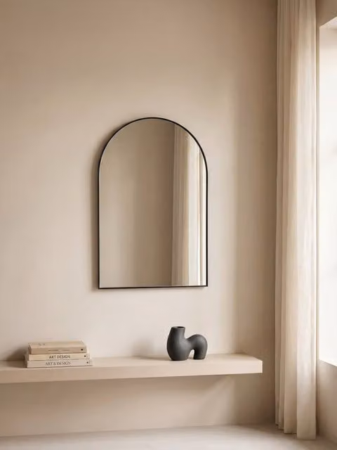 Specchio da parete moderno Lena di Kenay Home in metallo e vetro nero