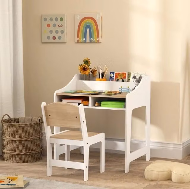 Scrivania per bambini con sedia in legno naturale e bianco, vani a giorno
