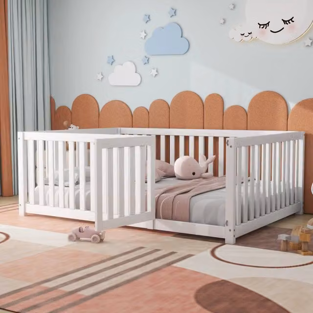 Letto a pavimento per bambini 140x200 cm con recinto e porta in pino bianco