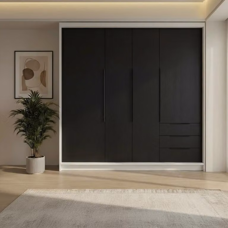 Spazioso armadio a quattro ante KLARI con cassetti e maniglie in metallo – design moderno