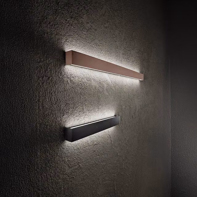Applique da parete Perenz in metallo con luce LED up/down disponibile in bianco, marrone o nero
