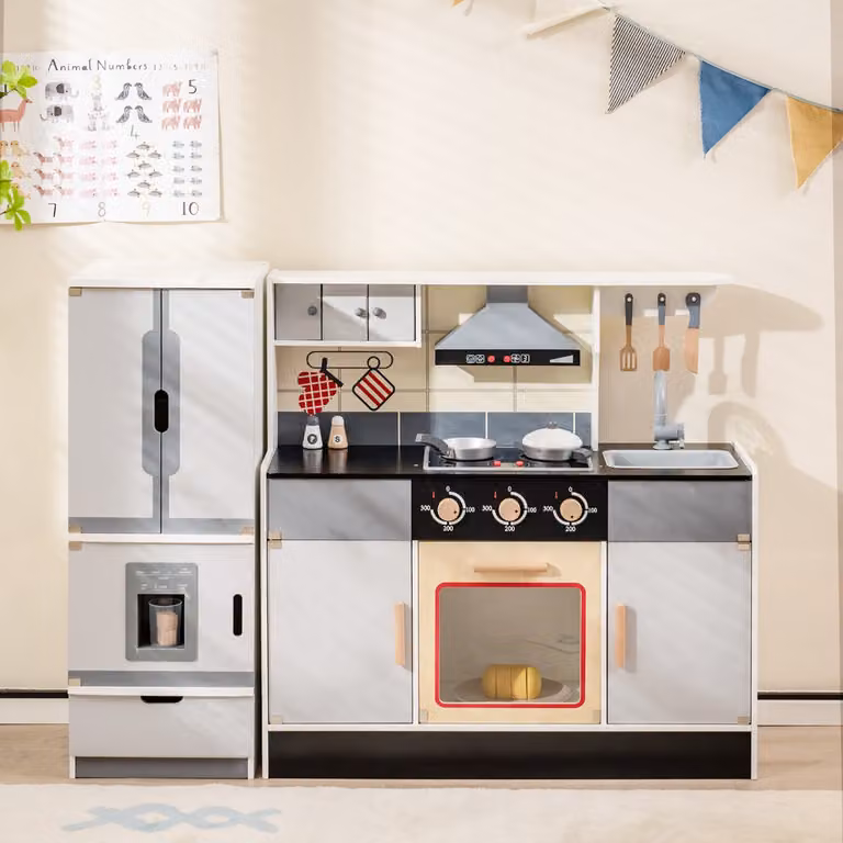 Cucina giocattolo in legno Costway con frigorifero, fornelli e forno, set da cucina bianco per bambini dai 3 anni in su