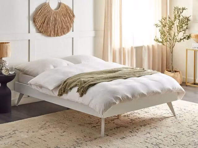 Letto Beliani in stile rustico bianco con rete a doghe in legno e gambe in legno di gomma L/P/H: 140 x 200 x 148 cm