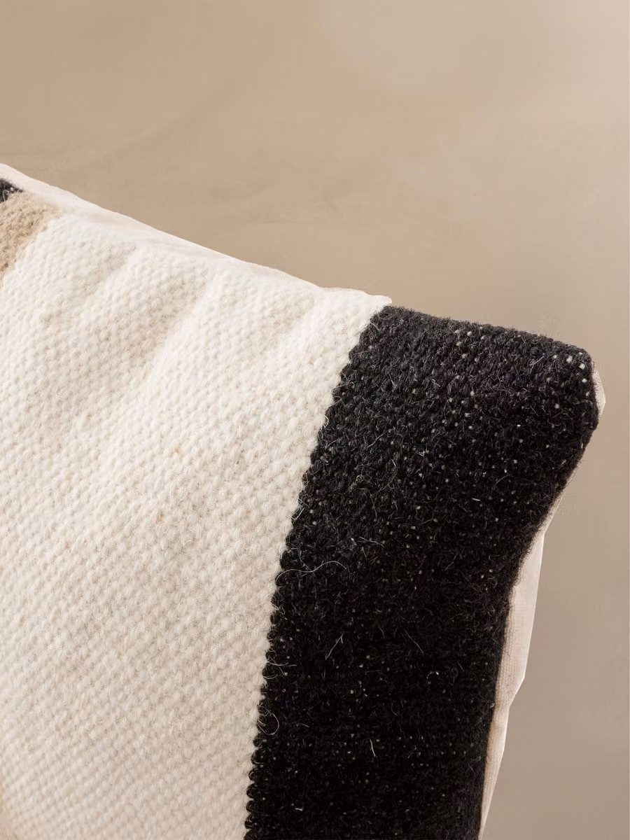 Cuscino Pris Kenay Home rettangolare a righe in cotone e lana bianco beige e nero con rivestimento lavabile – 2