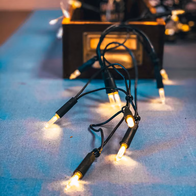 Catena luminosa con 50 lampadine a luce calda, lunghezza 7,35 metri, flusso luminoso 59 lm