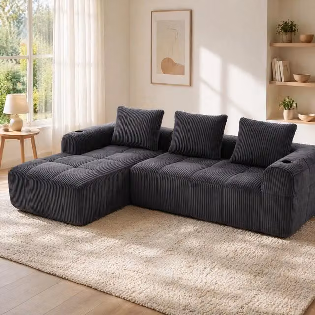 Divano modulare ULEVR 253x158x61 cm in velluto a coste grigio scuro, con tasche laterali, portabicchieri e 3 cuscini