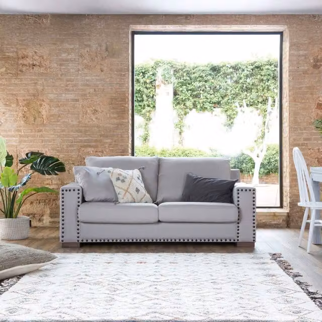 Divano 2 posti Rabat Banak in tessuto con struttura in legno e cuscini inclusi, disponibile in nero o grigio
