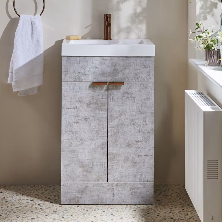 Mobile Bagno a Terra Grigio Cemento da 500mm con Lavabo e Maniglie con Impugnatura a Dito in Rame Satinato - Cluo