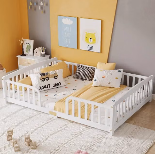 Letto a pavimento ULEVR 140x200 cm per cameretta con sponde di sicurezza e ingresso centrale, bianco