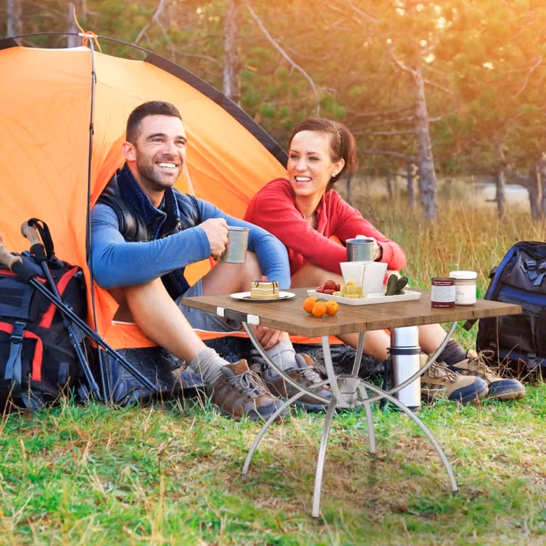 Set di 2 tavoli da picnic pieghevoli ed estensibili Costway in alluminio con piano effetto legno, colore Naturale