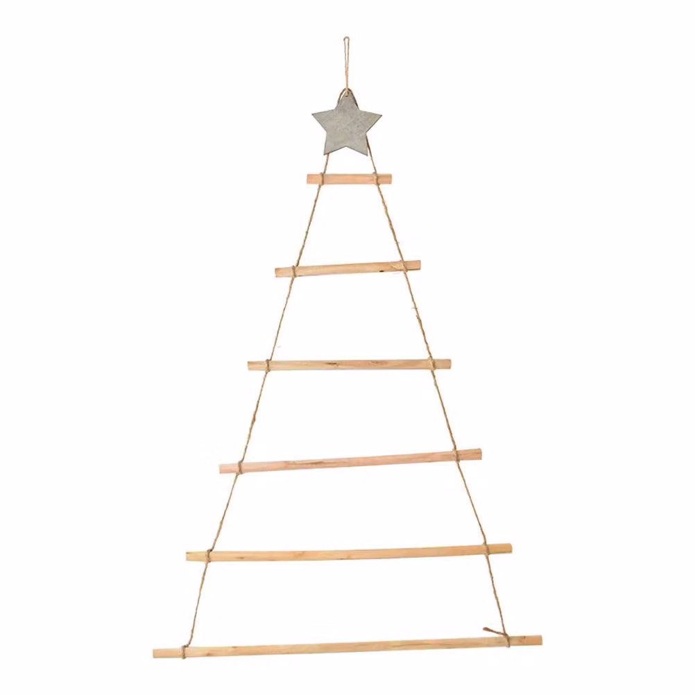 Ornamenti in legno appesi con stella e decorazione in corda per l'albero di Natale a parete