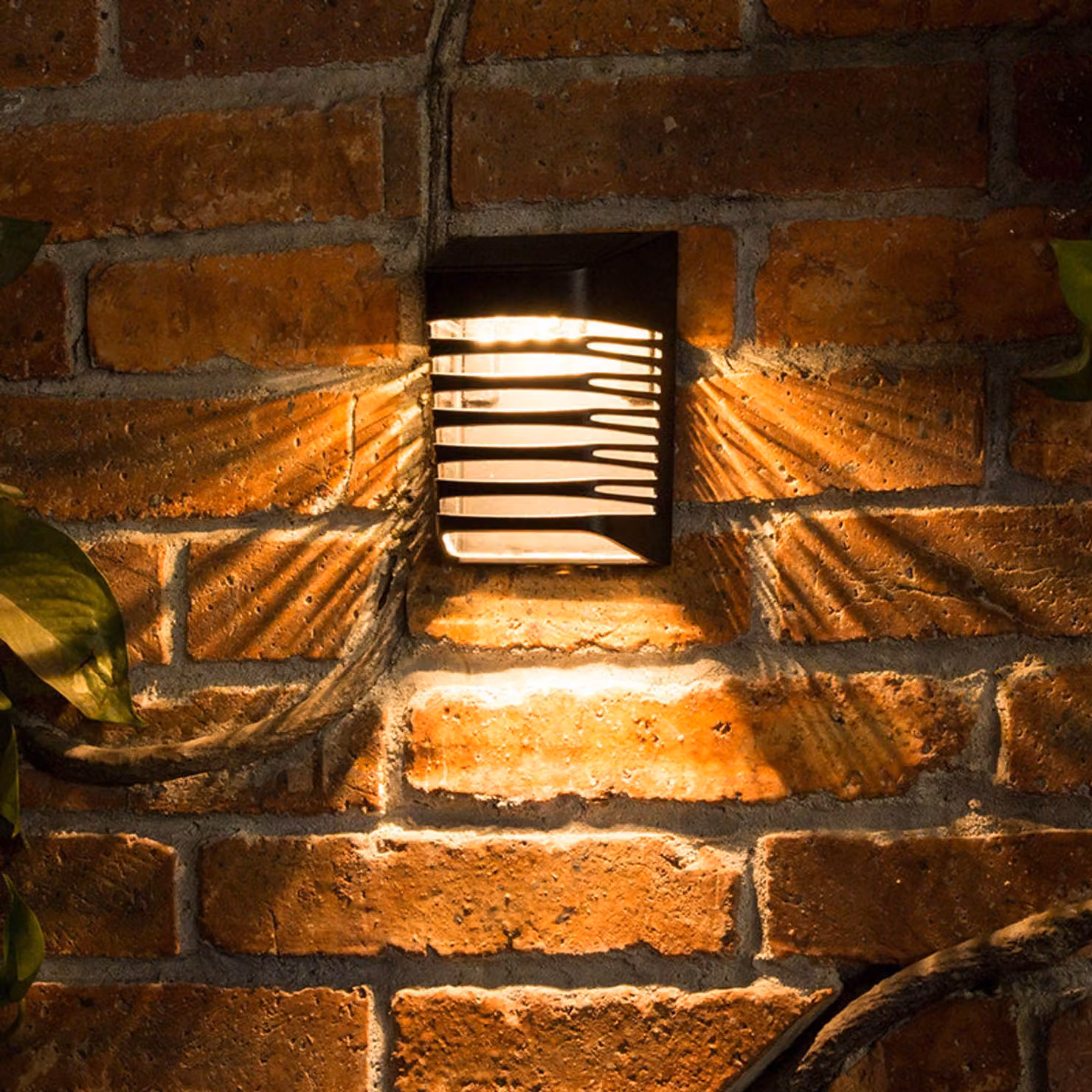 Lampada da parete solare per esterni, modello FL2, marca Myers Power