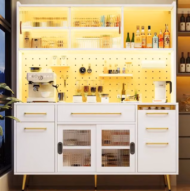 Sideboard moderno bianco con illuminazione LED, guardaroba cucina e soggiorno con pannello forato, cassetti e porta in vetro, 145x39x171 cm