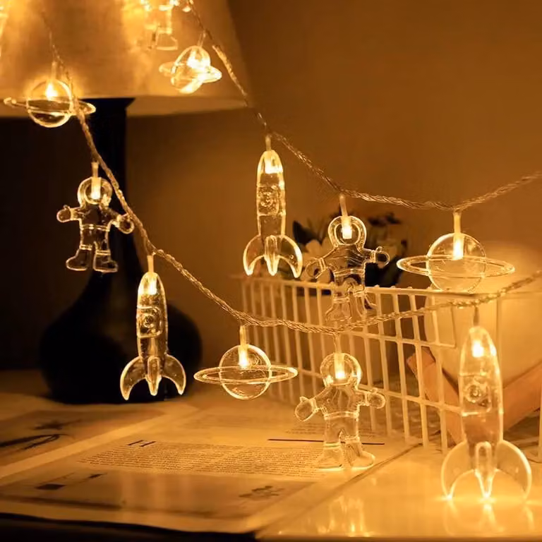 Catena luminosa a LED con 20 luci, a forma di astronauta e razzo, lunghezza 3 metri, luce bianco caldo
