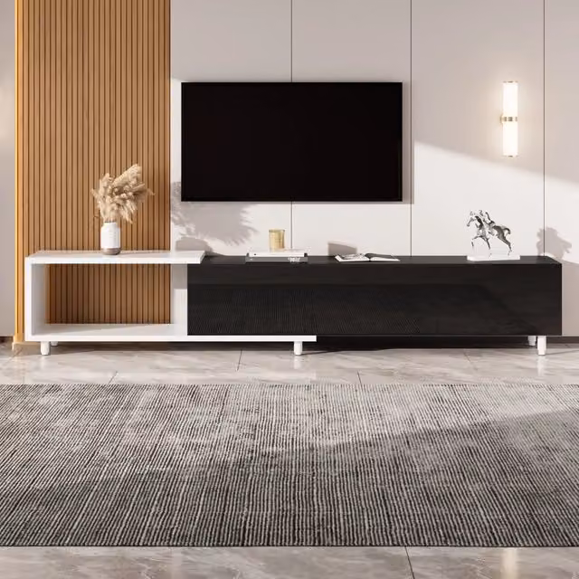Mobile TV moderno estensibile WISHDOR con 3 ante lucide e piedi in metallo, disponibile in bianco o nero, L: 258.0 cm, P: 48.5 cm, H: 38.0 cm