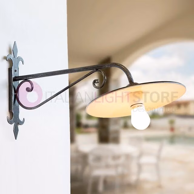 Applique da esterno Cruccolini in metallo stile rustico con braccio sporgente, disponibile in nero o argento, con attacco E27 e protezione IP43, Larghezza: 65 cm