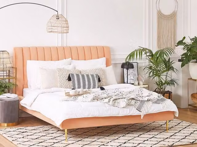 Letto imbottito Beliani in velluto rosa e oro con testata alta e struttura in legno L/P/H: 180 x 200 x 124 cm – 1