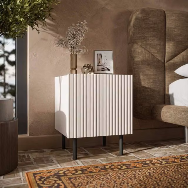 Set di 2 comodini Livraga DMORA, comò basso con anta battente e vano interno, finitura effetto cannettato beige opaco, L: 45 cm, P: 40 cm, H: 51 cm – 1