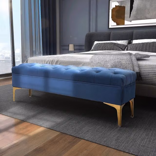 Panca imbottita multifunzione con seduta capitonne e piedi metallici in velluto blu e oro 118×45×42 cm