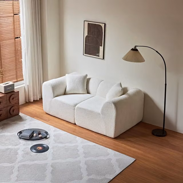 Divano a 2 posti Mivray in velluto beige con cuscini decorativi, L: 193 cm, P: 67 cm, H: 82 cm