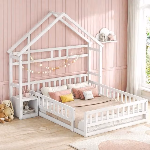 Letto a casetta Mivray per bambini in legno di pino e MDF bianco con comodino e barriera laterale L/P/H: 200 x 140 x 190 cm