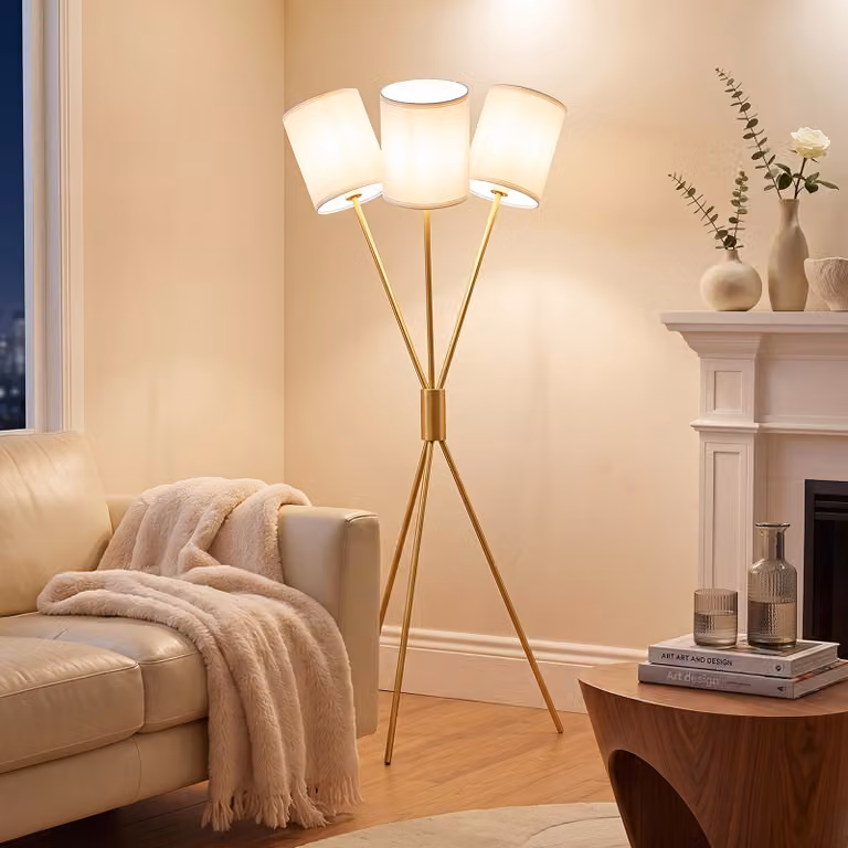 Costway Lampada da terra con treppiede in metallo oro/ottone e 3 paralumi cilindrici in tessuto beige per soggiorno e camera da letto