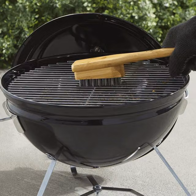 Spazzola per la pulizia del barbecue Weber con manico in bambù marrone