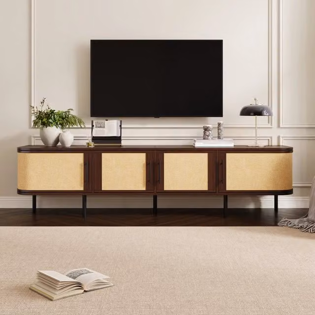 Mobile TV Mivray con 4 ante e frontali intrecciati in MDF color noce, maniglie nere e piedi in ferro, L 180 x P 40 x H 45 cm – 1