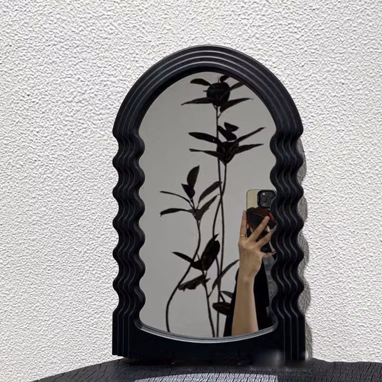 Omgoods - Specchio da trucco curvo per scrivania - Specchio decorativo da parete, colore nero
