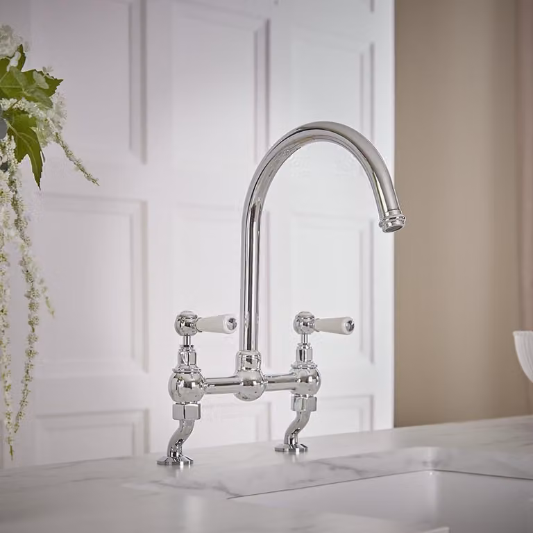 Miscelatore Cucina Tradizionale con Ponte a Gomito Cromo/Bianco - Stile Classico - Elizabeth