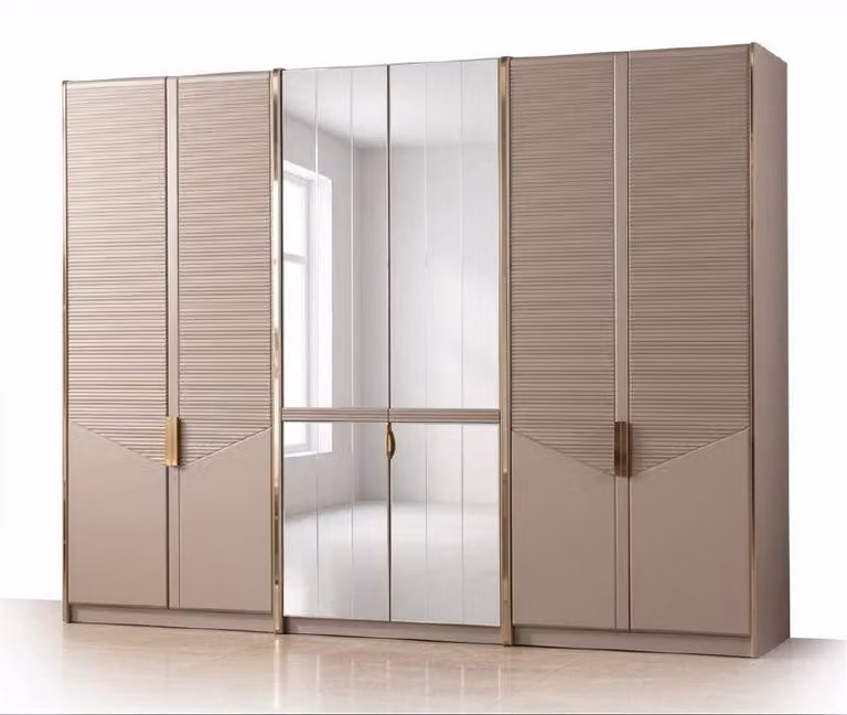 Armadio color beige chiaro per la camera da letto, elegante armadio in legno